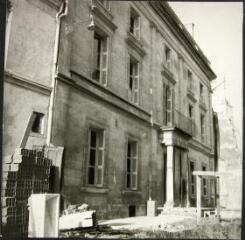 Poitiers, percement d'une rue : vue de l'hôtel Laurence [bâtiment acheté par le Départementaux pour y installer les Archives départementales]