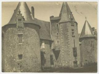 La Chapelle-Bertrand. Château. – [S.l.] : [s.n.], [s.d.]. – 1 photographie positive (tirage) : papier, noir et blanc ; 8 x 11 cm (image).