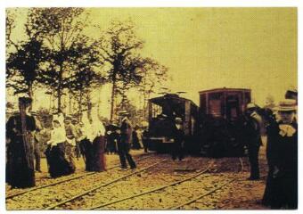 La Mothe-Saint-Héray. La balade au muguet en forêt de l'Hermitain : arrêt du tramway, vers 1906 [reproduction de photographie].