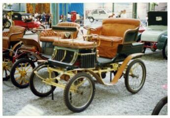 Musée de l'automobile de Mulhouse : voiture Barré. – [S.l.] : [s.n.], 1995. – 1 photographie positive (tirage) : papier, couleur ; 15 × 10 cm (image).