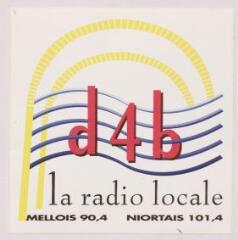 D4B. La radio locale. Mellois 90,4. Niortais 101,4. – [S.l.] : [s.n.], [s.d.]. – 1 impression photomécanique (autocollant) : papier, couleur ; 9 × 9 cm (image).