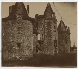 La Chapelle-Bertrand. Château. – [S.l.] : [s.n.], [s.d.]. – 1 photographie positive (tirage) : papier, noir et blanc ; 7 x 8 cm (image).