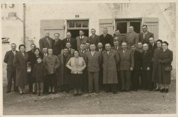 Mauzé-sur-le-Mignon. Banquet de la cinquantaine du 22 décembre 1957 (classe 1927). – [S.l.] : [s.n.], 1957. – 1 photographie positive (tirage) : papier, noir et blanc ; 11,5 × 17,5 cm (image).