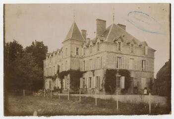 La Chapelle-Bertrand. Château de la Touche Aury [Touche Ory]. – [S.l.] : [s.n.], [s.d.]. – 1 photographie positive (tirage) : papier, noir et blanc ; 12 x 18 cm (image).