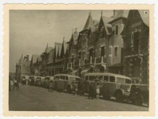 Autobus T.D.S. aux Sables d'Olonne (Vendée). Fête des écoles Py en 1936. – [S.l.] : [s.n.], 1936. – 1 photographie positive (tirage) : papier, noir et blanc ; 8,5 × 11,5 cm (image).