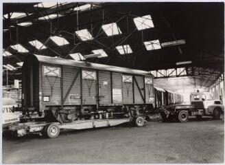 1 vue  - Niort. Hangars de la société Brivin, avenue de Paris à Niort. Transport de wagons, sur remorque construite par les ateliers de la société Brivin, chez leur client. Système utilisé jusqu\'en 1990. (ouvre la visionneuse)