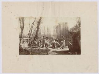 1 vue  - [Niort. Scène de tannerie vers 1890 sur le quai. Donjon au fond à droite]. (ouvre la visionneuse)