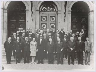 1 vue  - Niort. Les conseillers généraux des Deux-Sèvres et le Président Jean Salliard Du Rivault, devant le perron de la préfecture en 1967. (ouvre la visionneuse)