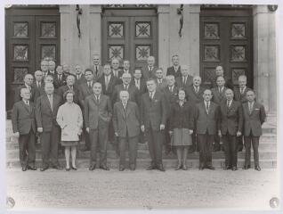1 vue  - Niort. Les conseillers généraux des Deux-Sèvres devant le perron de la préfecture en 1970. (ouvre la visionneuse)