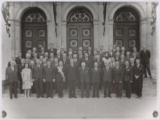 1 vue  - Niort. Les conseillers généraux des Deux-Sèvres devant le perron de la préfecture en 1970 pour le centenaire de M. Naslin. (ouvre la visionneuse)