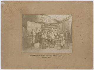 1 vue  - Niort. Grande Pharmacie des Deux-Sèvres Queuille. Personnel en 1908. (ouvre la visionneuse)