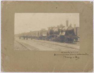 1 vue  - Niort. [Gare de Niort avec vue sur une locomotive et des wagons]. Niort, le 2 novembre 1914. \'Souvenir d\'une précieuse collaboration\'. Signé : Rang Des Adrets [Préfet des Deux-Sèvres]. (ouvre la visionneuse)