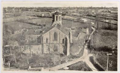 1 vue  - Parthenay. Vue aérienne de Parthenay-le-Vieux. Un église romane dans la Gâtine. Vue prise en mars 1957. Cette église est citée dans un texte de 1092 / Photographie aérienne Lapie. (ouvre la visionneuse)
