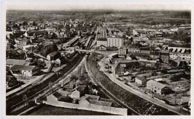 1 vue  - Parthenay. Vue aérienne de Parthenay. Le quartier de la gare. Vue prise en mars 1957 / Photographie Lapie. (ouvre la visionneuse)