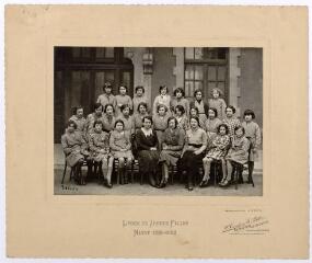 1 vue  - Niort. Lycée de jeunes filles. Promotion 1931-1932 avec Madame Lourou, professeur à Saint-Maixent-l\'École, femme du Dr. Lourou à Saint-Maixent-l\'École, à droite au dernier rang. (ouvre la visionneuse)