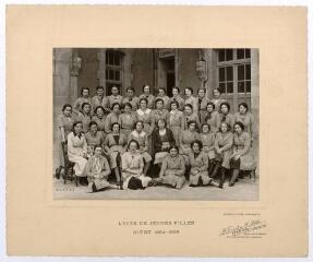 1 vue  - Niort. Lycée de jeunes filles. Promotion 1934-1935 avec Madame Lourou, professeur à Saint-Maixent-l\'École, femme du Dr. Lourou à Saint-Maixent-l\'École, deuxième à droite au deuxième rang. (ouvre la visionneuse)