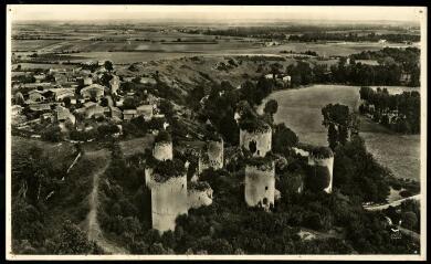 1 vue  - Échiré. Le château Salbart. 9 km au Nord de Niort. Vue prise en septembre 1955. Dans la commune d\'Échiré, au nord de Niort, sur l\'éperon formé par la rive concave d\'un méandre de la Sèvre et le vallon d\'un ancien affluent, se dressent les ruines du château féodal du Coudray-Salbart. Ce château appartient à la légende poitevine : il est un de ceux que la fée Mélusine aurait édifiés en une nuit en portant les tours dans son tablier... Il appartient à l\'histoire de notre région : c\'est là que Guillaume Larchevêque, Seigneur de Parthenay, abritait son quartier général d\'où il lançait, en 1219 et 1220, ses bandes de pillards à l\'assaut du \'plat pays\' niortais. C\'est un bon exemple de construction féodale ; l\'espace compris entre les six tours était le coeur de la (ouvre la visionneuse)