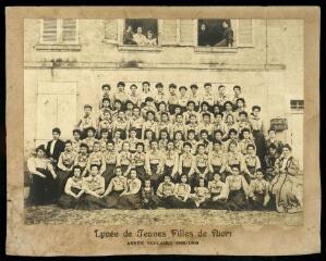 1 vue  - Niort. Lycée de Jeunes Filles. [Année scolaire] 1905-1906. Institutrice : Madame Fouchié. (ouvre la visionneuse)