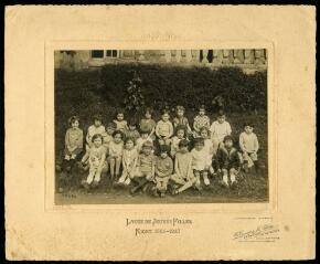 1 vue  - Niort. Lycée de jeunes filles. [Année scolaire] 1926-1927. (ouvre la visionneuse)