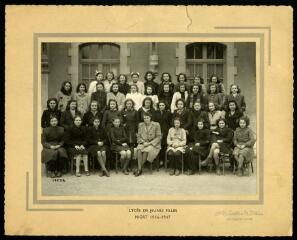 1 vue  - Niort. Lycée de jeunes filles. [Année scolaire] 1946-1947. (ouvre la visionneuse)