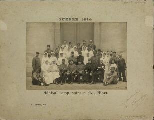 1 vue  - [Guerre 1914-1918]. Niort. Hôpital temporaire n° 4 [militaires avec le Caporal Chéron et infirmières]. (ouvre la visionneuse)