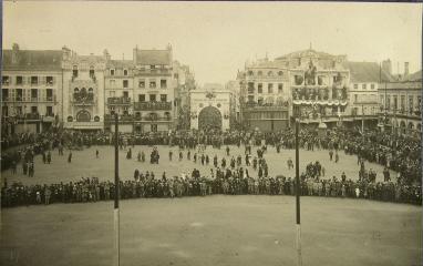 1 vue  - Arc de triomphe, Poitiers Place d\'armes, aout 1919 (ouvre la visionneuse)