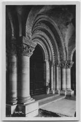 1 vue  - Airvault. Le narthex de l\'église abbatiale (XIème siècle). (ouvre la visionneuse)