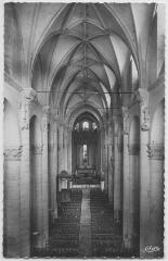 1 vue  - Airvault. Église abbatiale, XIème siècle Vue de la nef prise de la tribune. (ouvre la visionneuse)