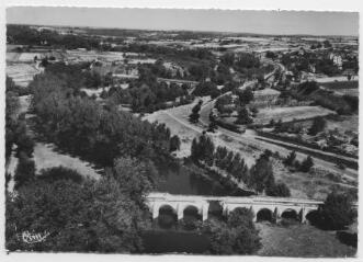 1 vue  - Airvault. Vue aérienne du pont de Vernay et de la vallée du Thouet. Avec, au loin, le pont de la Cosse. (ouvre la visionneuse)