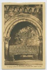 1 vue  - Airvault. Église abbatiale. Sarcophage de Pierre de Saine-Fontaine, premier abbé, décédé l\'an 1110. (ouvre la visionneuse)