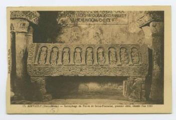 1 vue  - Airvault. Église abbatiale. Sarcophage de Pierre de Saine-Fontaine, premier abbé, décédé l\'an 1110. (ouvre la visionneuse)