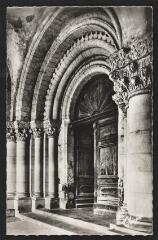 1 vue  - Airvault. Sous le narthex, porte d\'entrée de l\'église abbatiale (XIème siècle). (ouvre la visionneuse)