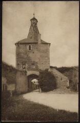 1 vue  - Airvault. Le vieux château XIIe siècle. Le donjon (vue intérieure). (ouvre la visionneuse)