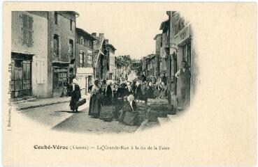 1 vue  - Couhé-Vérac. La Grande-Rue à la fin de la foire / J. Robuchon, phot., Poitiers. (ouvre la visionneuse)