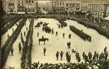 1 vue  - Revue des troupes, Poitiers Place d\'armes, aout 1914 (ouvre la visionneuse)