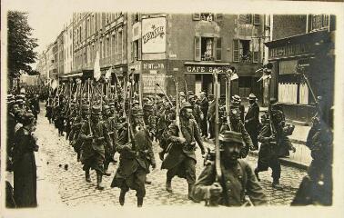 1 vue  - Départ des régiments Poitiers, aout 1914 (ouvre la visionneuse)